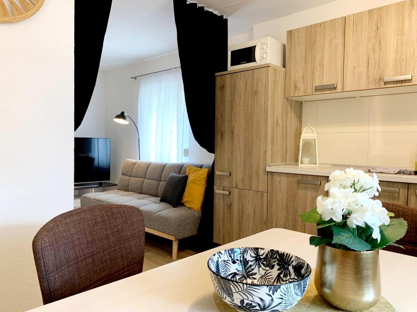Apartment 2 Gruener Fuerst Mit Sitzecke Im Innenhof & Parkplatz & Naehe Park