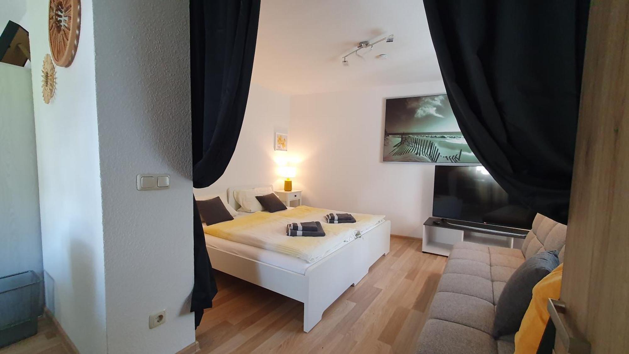 Apartment 2 Gruener Fuerst Mit Sitzecke Im Innenhof & Parkplatz & Naehe Park