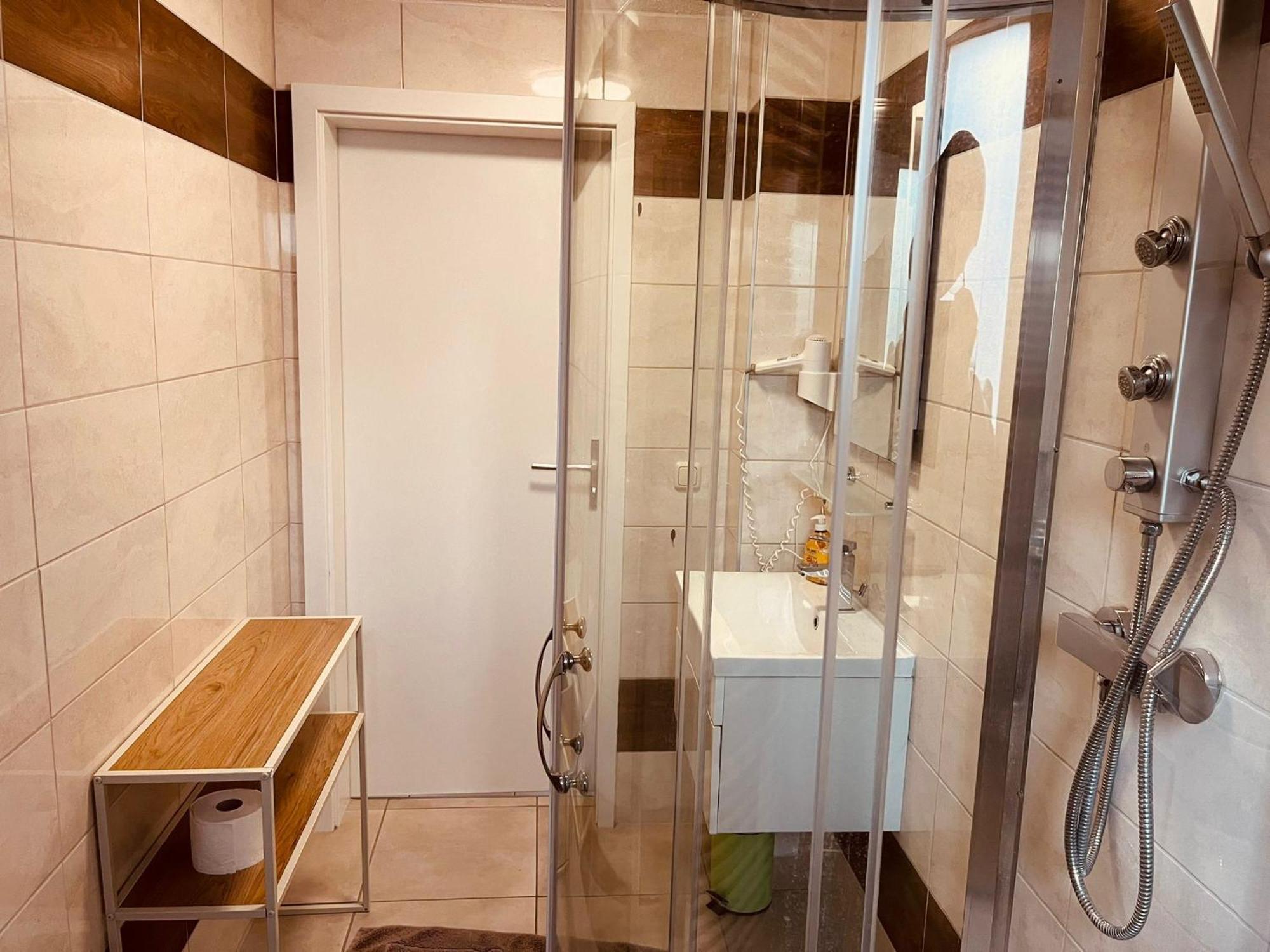 2 Gruener Fuerst Mit Sitzecke Im Innenhof & Parkplatz & Naehe Park *